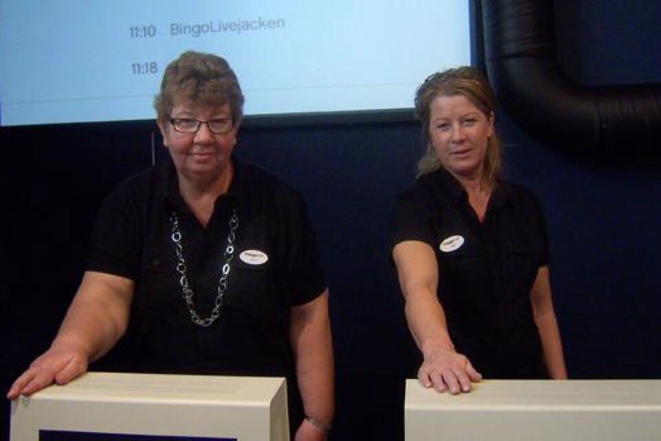 Ulla Classon (tv) och Carina Segersten på nya BingoLive-Svenska Spel på Österlånggatan i Borås.