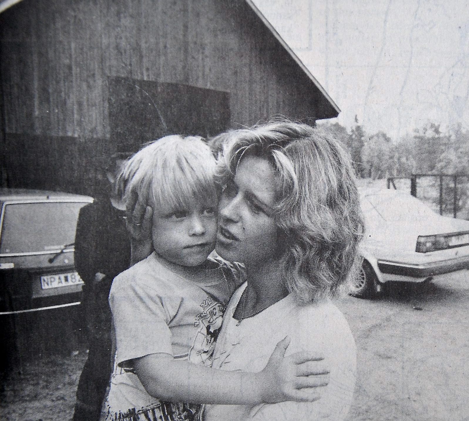”Ovissheten har varit värst”, tycker Heidi Persson i Enön, här tillsammans med sonen Andreas.
arkivbild: Olle Andersson