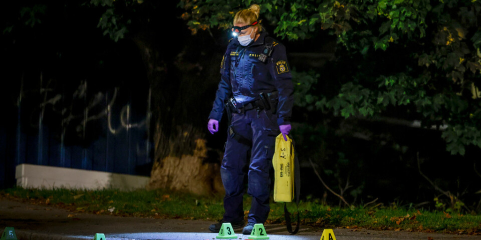 Polisens kriminaltekniker undersöker platsen där en man skjutits i Hagsätra i södra Stockholm.