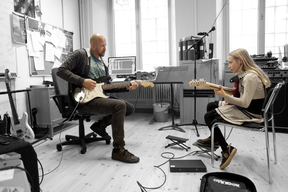 Stefan Nordmark på Ronneby Kulturskola, före detta KulturPedagogiskt Centrum, erbjuder många olika kurser i gitarr. Det finns flera olika spelsätt och inriktningar att välja bland, menar han. Foto: Maria Gadd
