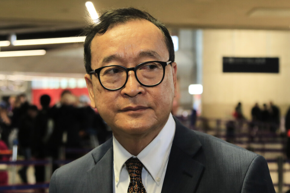 Den kambodjanske oppositionsledaren Sam Rainsy på flygplatsen Charles de Gaulle norr om Paris i torsdags.