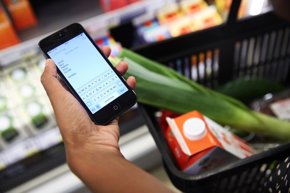 Kunders mobilanvändning kan ha negativ påverkan på butiksanställda. Arkivbild.