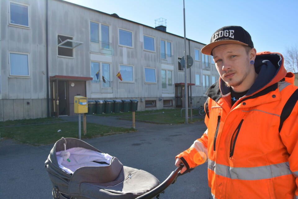 Christian Götesson körde från sitt jobb i Emmaljunga till Mala, där hans fru och bebis var hemma i det eldhärjade hyreshuset.