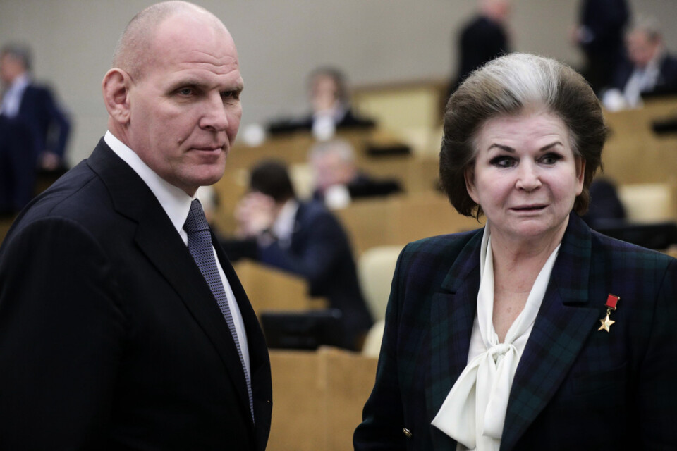 Två kända dumaledamöter som var på plats vid tisdagens omröstningar: den legendariske brottaren Alexander Karelin och Valentina Teresjkova, som 1963 blev den första kvinnan i rymden.