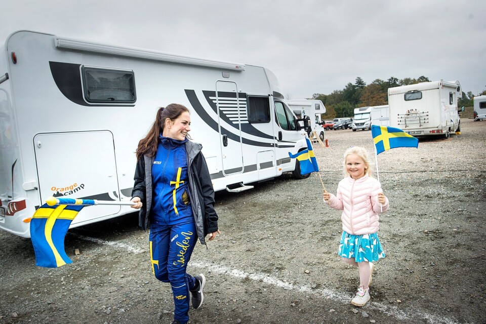 Ellenor Mohlin med systerdottern Elsa Tillberg skyndade sig till arenan.