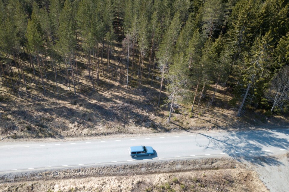 Ofta framställs landsbygden som exemplet där vi inte klarar oss utan bilen, men faktum är att det är bilarna i Stockholms län som har den längsta genomsnittliga körsträckan.