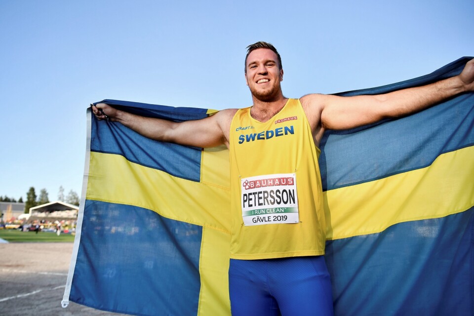 Wictor Petersson firar sitt brons i kula vid U23-EM i friidrott i Gävle. Han avslutade sin juniortid med att ta sin tredje medalj.FOTO: TT