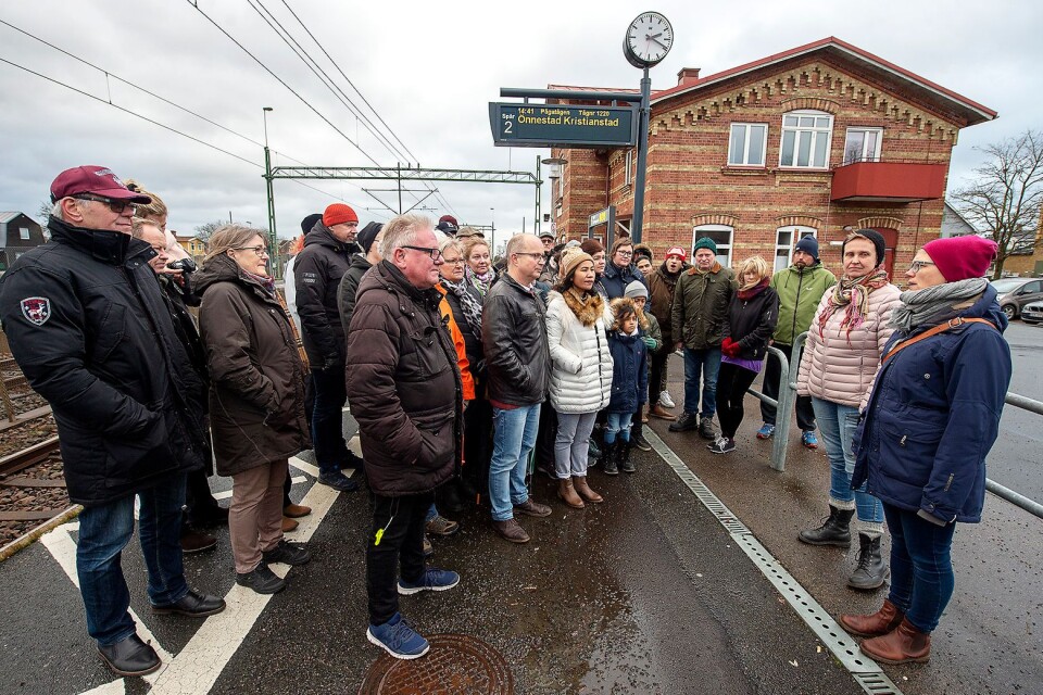 Vinslövsbor har samlats vid stationen för att inför Kb illustrera sitt missnöje med Skånetrafikens taxehöjningar.