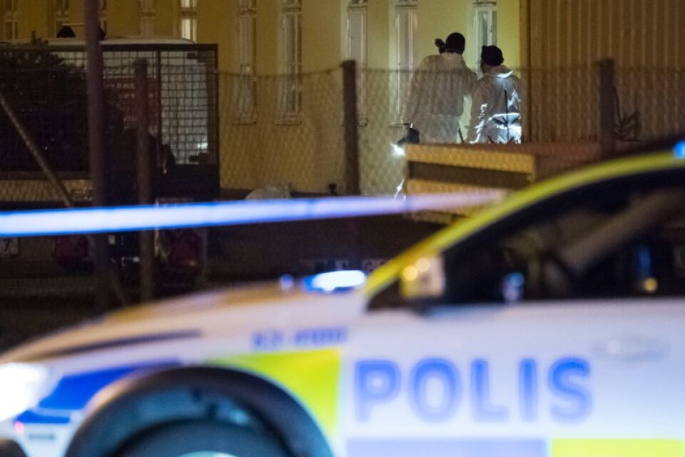 Polisens kriminaltekniker undersöker ett område kring Bredgatan i Helsingborg.