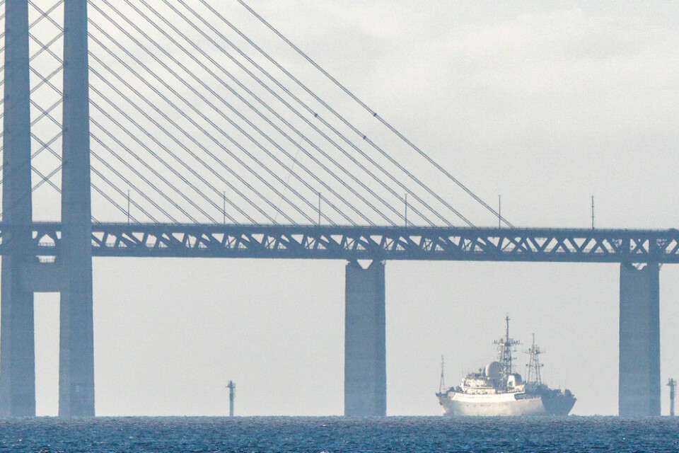 Ett ryskt signalspaningsfartyg passerar Öresundsbron i november 2021. Arkivbild.
