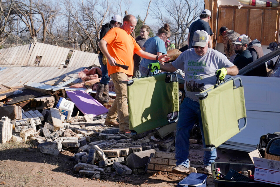 Invånare försöker rädda tillhörigheter från ett hem som förstörts av en tornado i Wayne, Oklahoma under tisdagen.