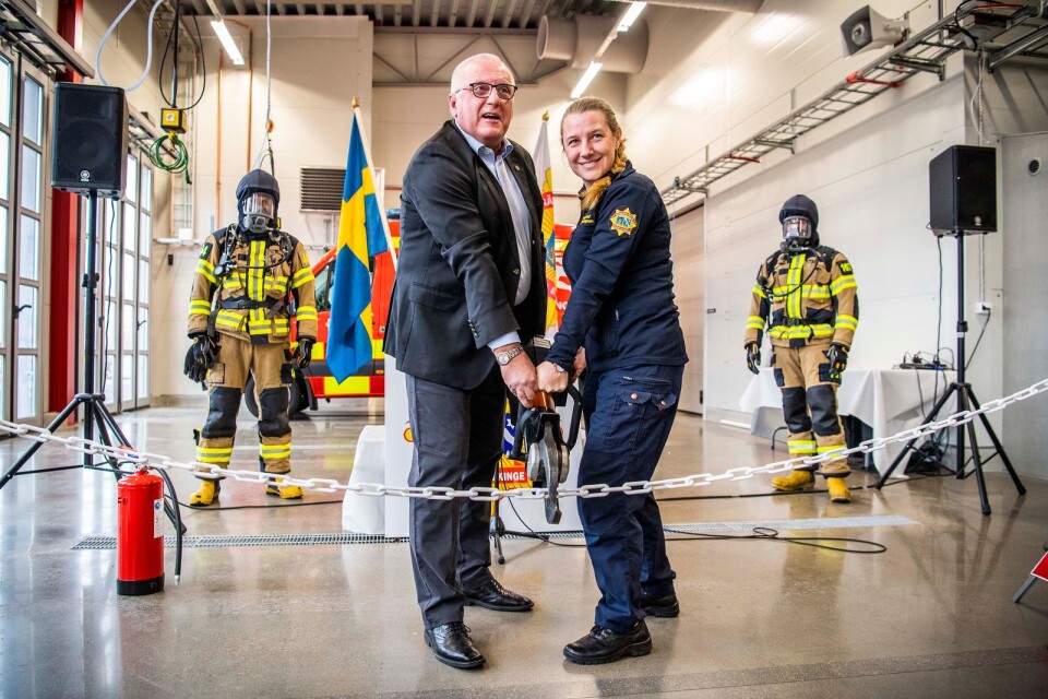 Börje Dovstad (L) och räddningschef Anna Henningsson klippte kedjan tillsammans och invigde därmed Karlskronas nya brandstation.