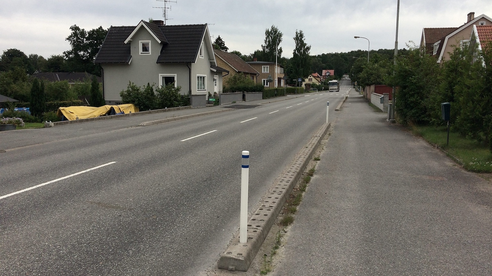 Brita Nilsen menar att det ofta är tung trafik som kör på Malmövägen, så som lastbilar och traktorer.foto: bella bryngelson