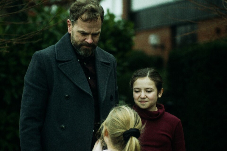 Polisen Jesse (Per Lasson) kämpar för att vara bästa möjliga pappa för döttrarna Molly (Sasha Jespersen) och Alice (Majken Andersson).