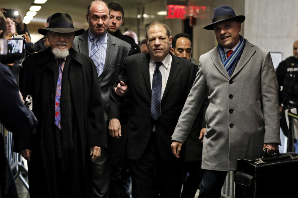 Harvey Weinstein, som opererat ryggraden, stöttas upp av sina advokater på väg in i rättsalen.