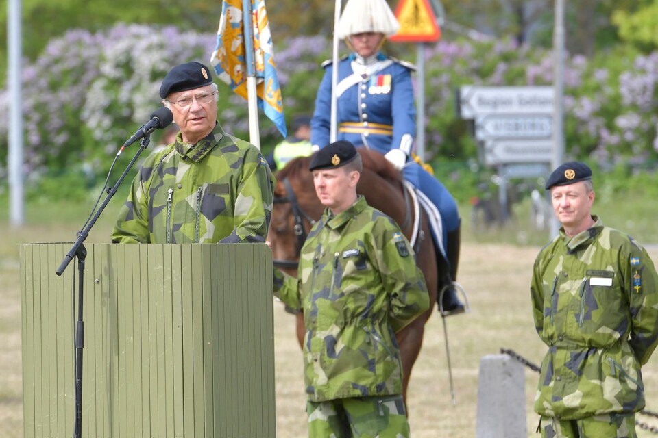 Kung Carl Gustaf talar under invigningsceremoni Gotlands regemente P 18 i Visby.