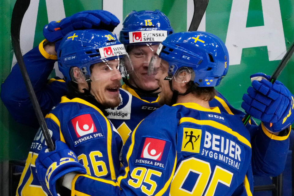 Tre Kronor firar sitt första mål mot Tjeckien. Det blev 3–2 i avslutningsmatchen mot Tjeckien.