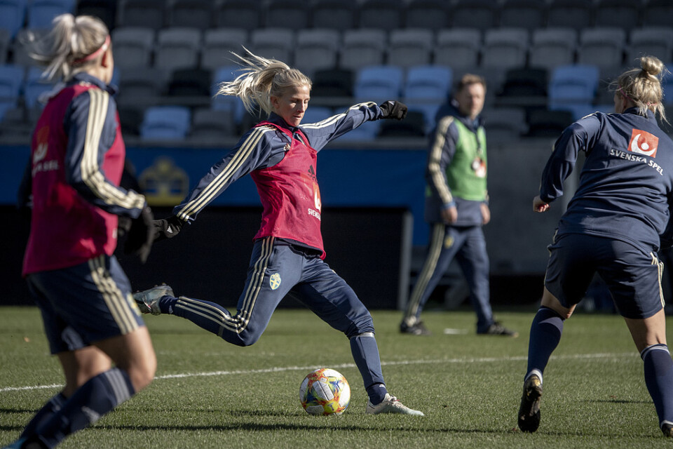 Sofia Jakobsson under söndagens träning med fotbollslandslaget på Gamla Ullevi inför kvällens EM-kval mot Slovakien.