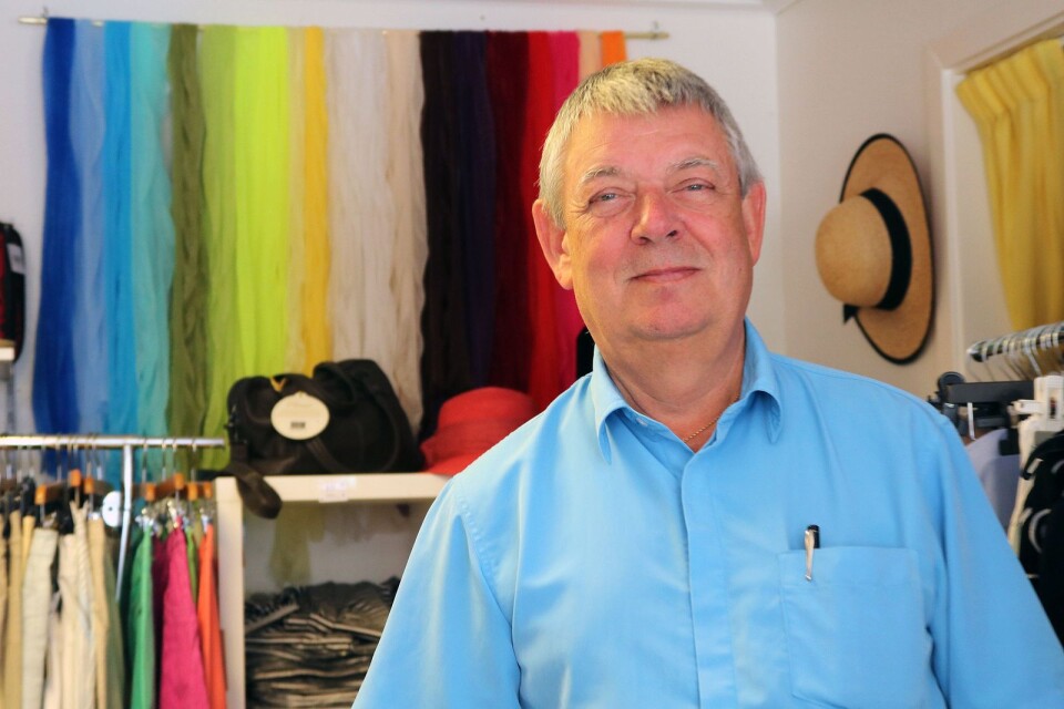 Mikael säljer även sjalar och scarfs som han importerar från både Kina och Indien.