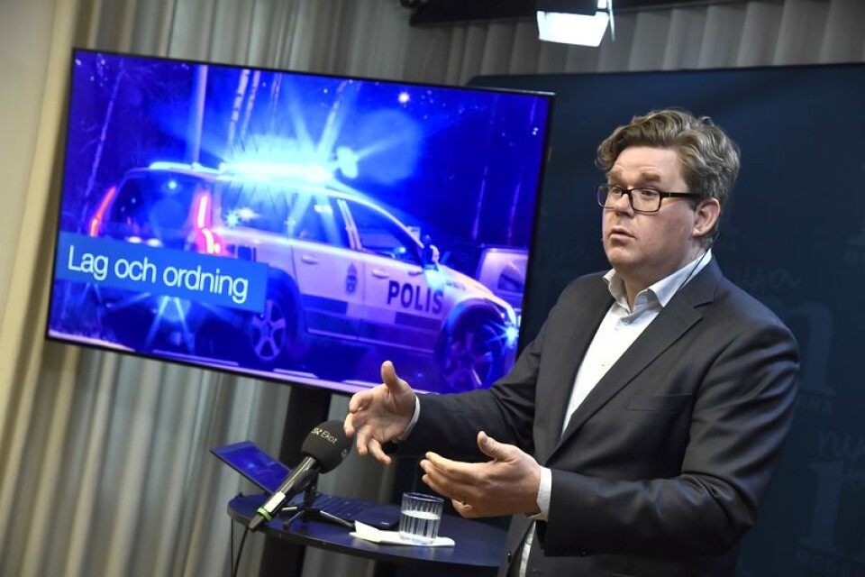 Moderaternas partisekreterare, Gunnar Strömmer, lägger fram Moderaternas valstrategi. För att nå ut med budskapet används väljarnas pengar.