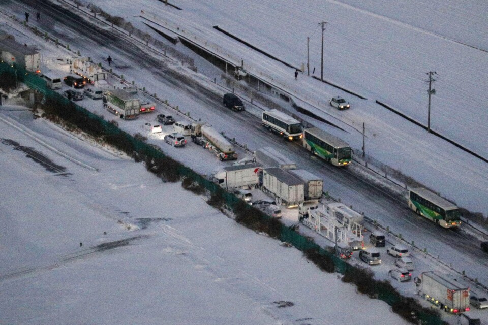 Ett snöoväder har orsakat trafikkaos i Japan.