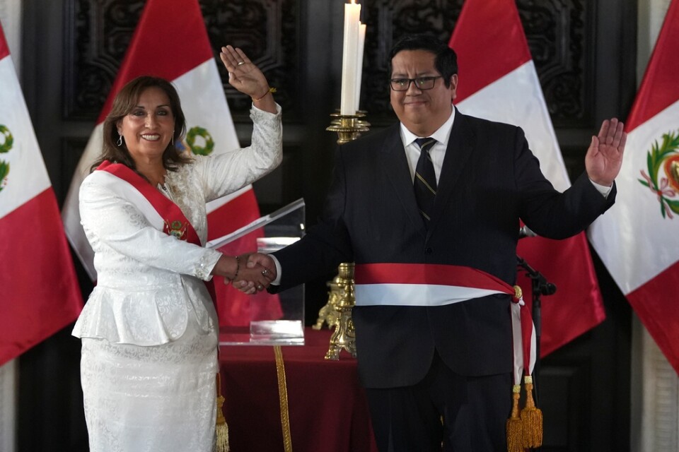 Perus president Dina Boluarte med sin finansminister Alex Contreras under en ceremoni i presidentpalatset.