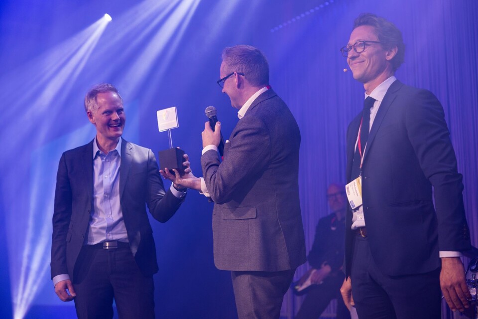 Marcus Matteby, CIO, och Jonas Walker, kommundirektör Sundsvalls kommun, tar emot priset Sveriges DigitaliseringsKommun 2021 av prisutdelare Patrik Sundström.