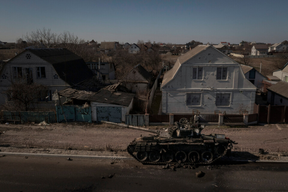 På bilden syns en förstörd stridsvagn efter strider mellan Ukrainas och Rysslands militär norr om Kiev. Bilden är från i torsdags.