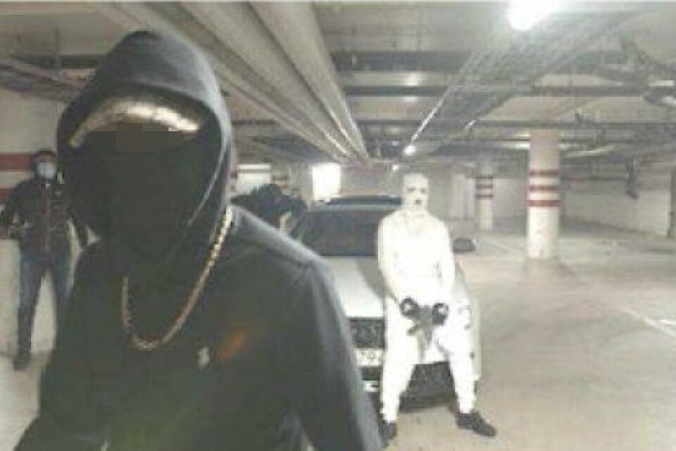 Bild från inspelningen av rapvideon. Den vita Audin är samma bil som användes vid skottlossningen vid en snabbmatsrestaurang i Botkyrka en tid senare, där en tolvårig flicka dödades.