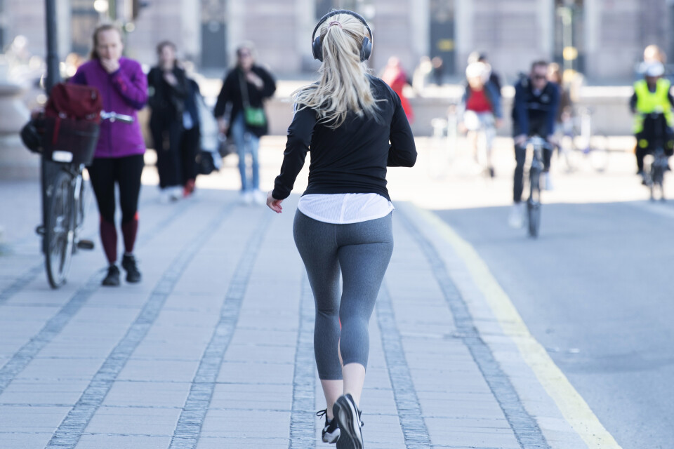 Många bär hörlurar när de är ute och joggar – även på trafikerade gator.