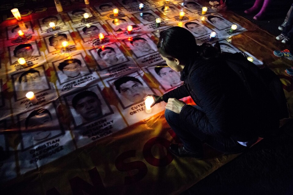 Under åren har många mexikaner försvunnit, bland annat 43 studenter 2014. På bilden syns en kvinna vid ett minnesmärke för de försvunna männen. Arkivbild.
