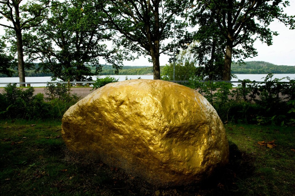 En av stenarna i konstverket Nine shining stones.