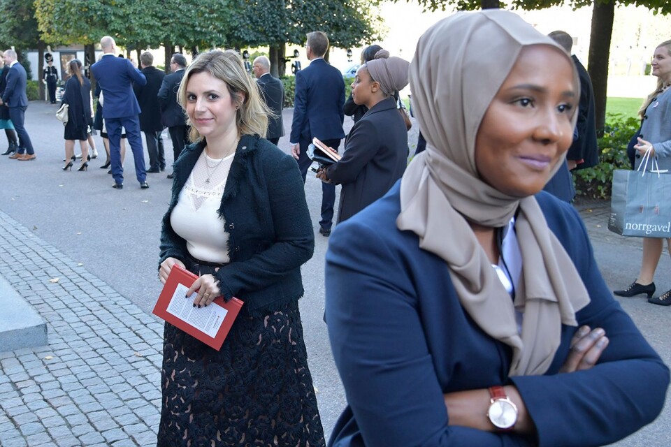 Sverigedemokraternas Paula Bieler och Miljöpartiets Leila Ali Elmi anländer till riksdagshuset inför riksmötets öppnande.Foto: Anders Wiklund / TT / kod 10040