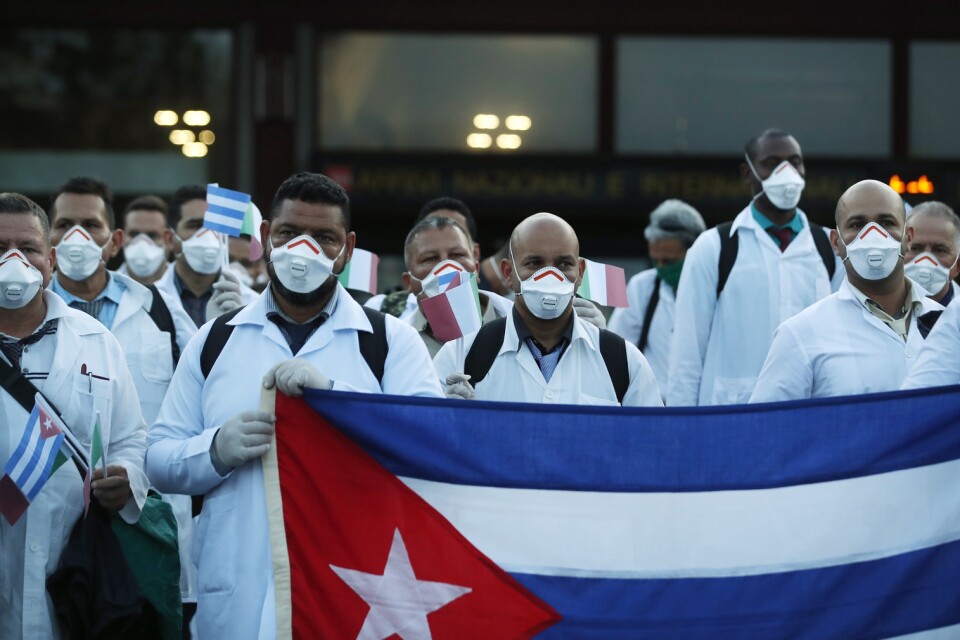 Kubansk sjukvårdspersonal vid ankomsten till flygplatsen Malpensa i Milano den 22 mars.