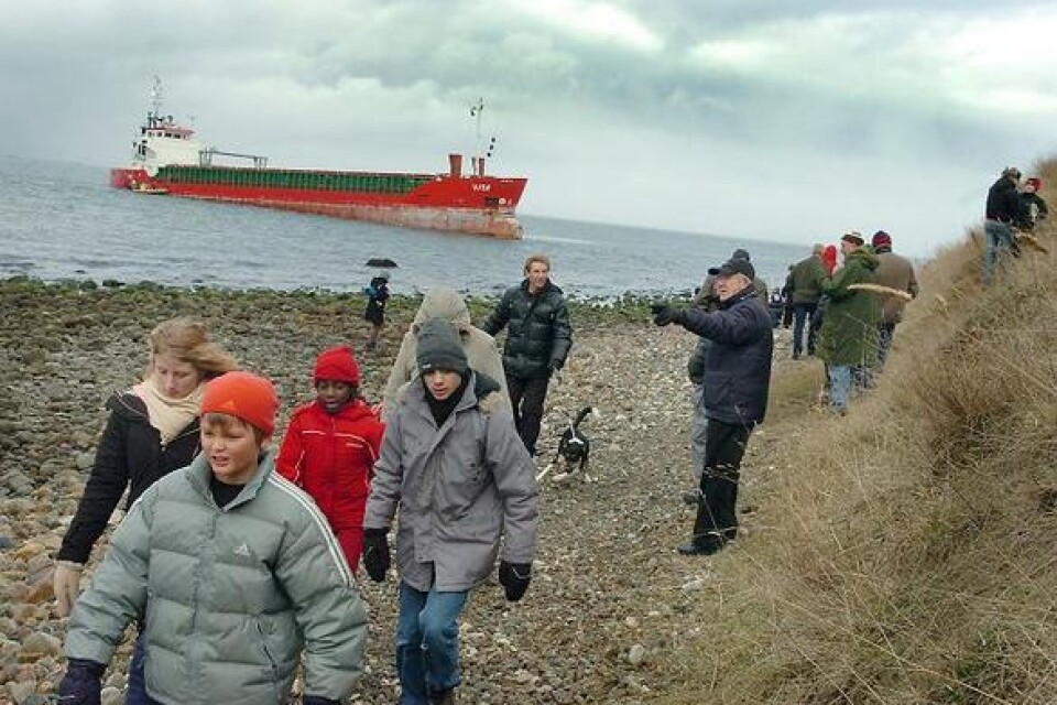 Det grundstötta fartyget lockade många besökare som ville se båten på nära håll. Foto: Jan-Olle Persson