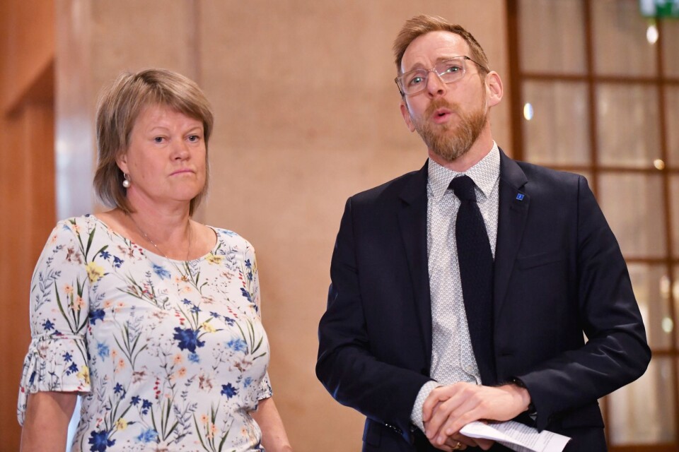 Motpolerna förenas. Ulla Andersson (V) och Jakob Forssmed (KD) lägger fram gemensamt förslag mot penningtvätt.