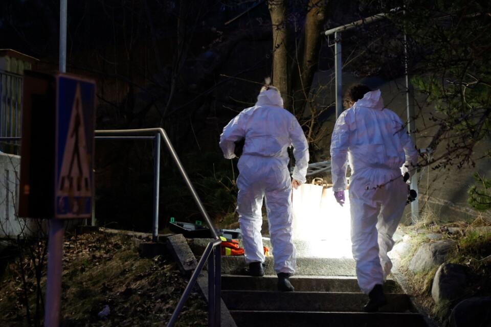 Polisens tekniker på plats i Göteborgsstadsdelen Strömmensberg där en ung man hittades skottskadad på söndagskvällen.
