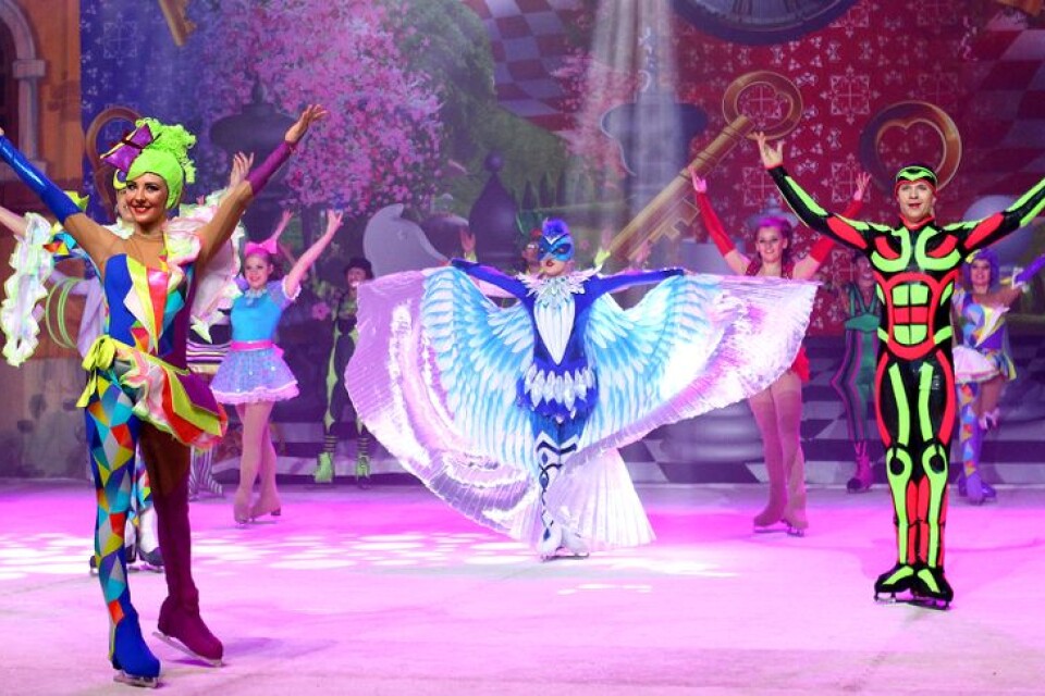 En blandning av konståkning, isdans, cirkus, teater och saga. Så kan enklast den ryska föreställningen ”Alice i Underlandet - On Ice” beskrivas.