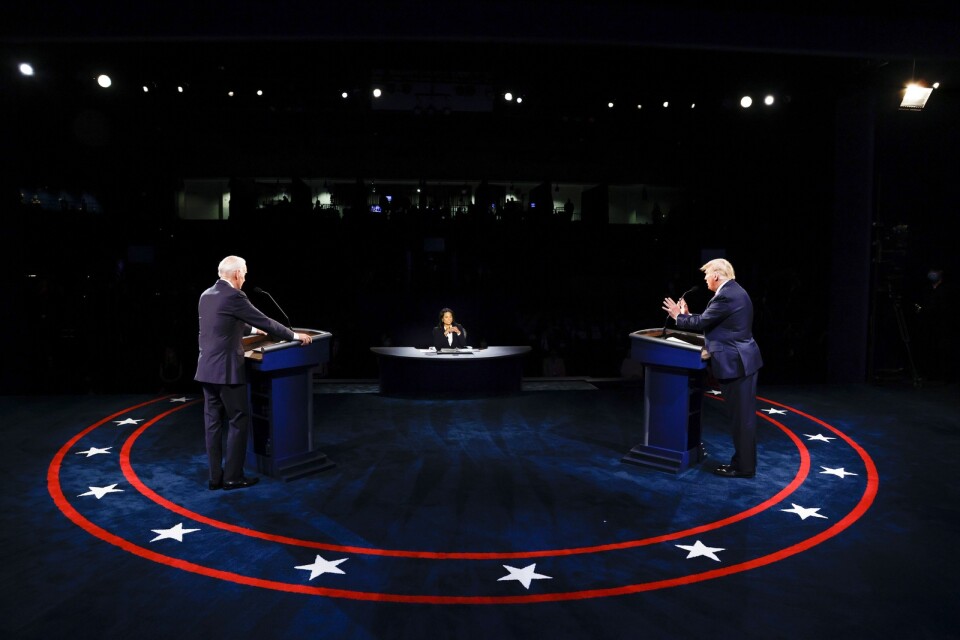USA:s president Donald Trump och demokraternas presidentkandidat Joe Biden debatterar, med moderatorn Kristen Welker i mitten.