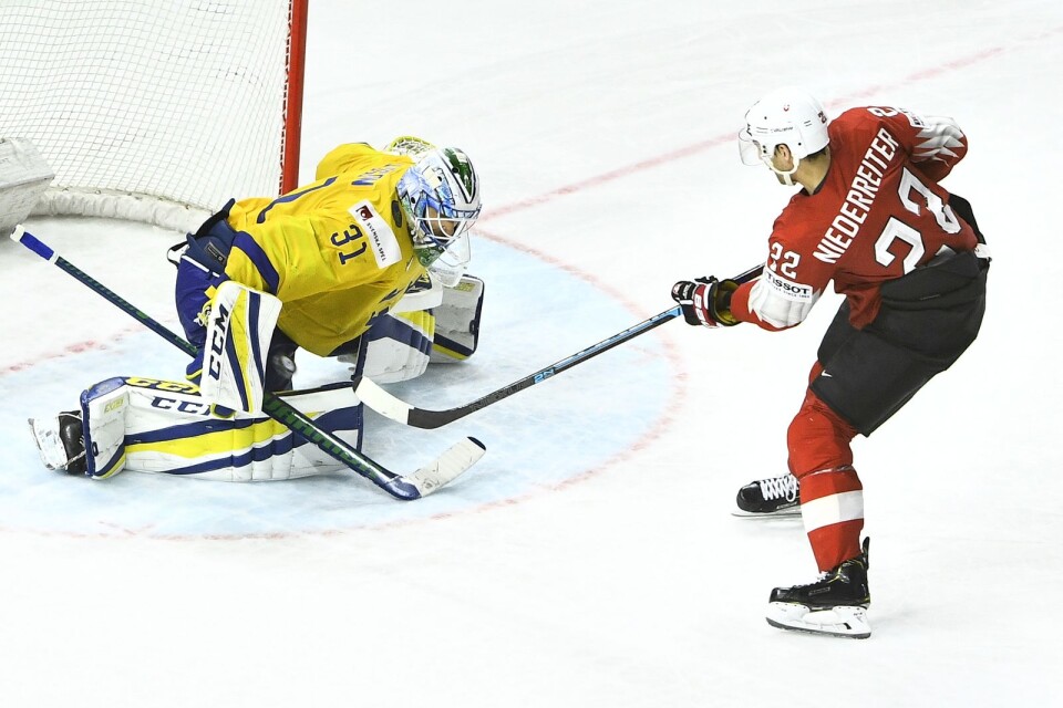 Sveriges målvakt Anders Nilsson räddade sista straffen av Schweiz Nino Niederreiter och fixade guldet till Sverige.