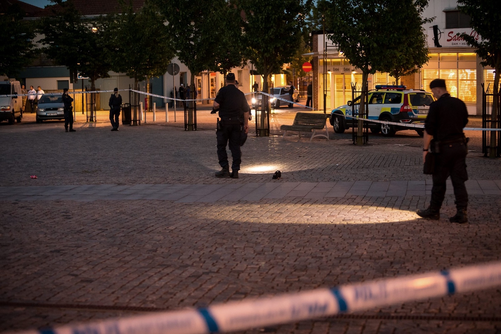 Ett stort polisuppbåd skickades till Hörby efter knivattacken och oroligheterna i centrum på måndagskvällen. Foto: Topnews