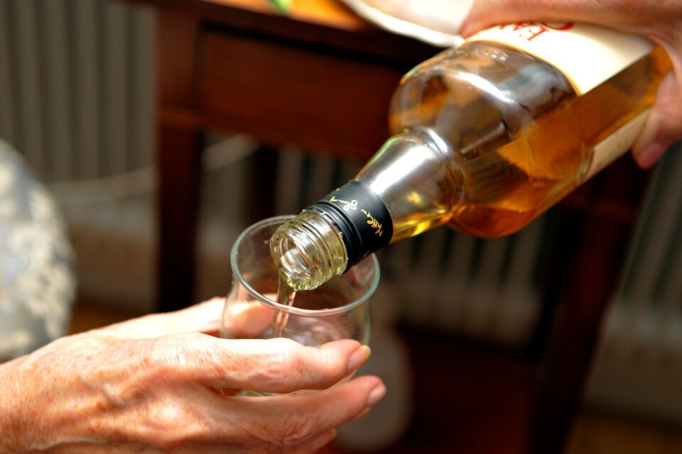 Äldre tål alkohol sämre på grund av att de faktiskt är äldre och deras muskelmassa och vattenmängd i kroppen minskar.