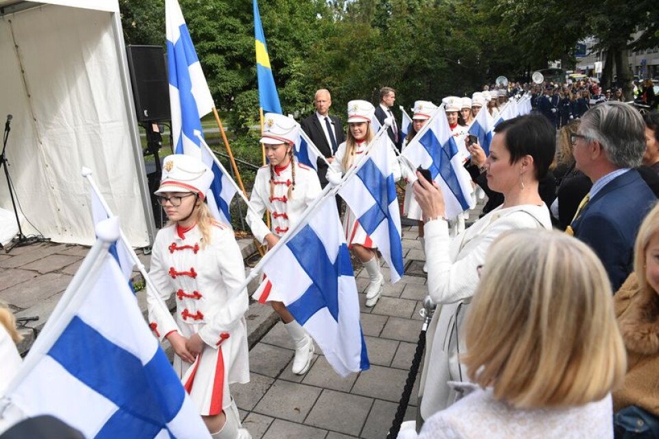 Finska ungdomar paraderar under avtäckningen av minnesmärket "År Tal" på Engelbrektsplan i Stockholm, en del av hundraårsfirandet.
