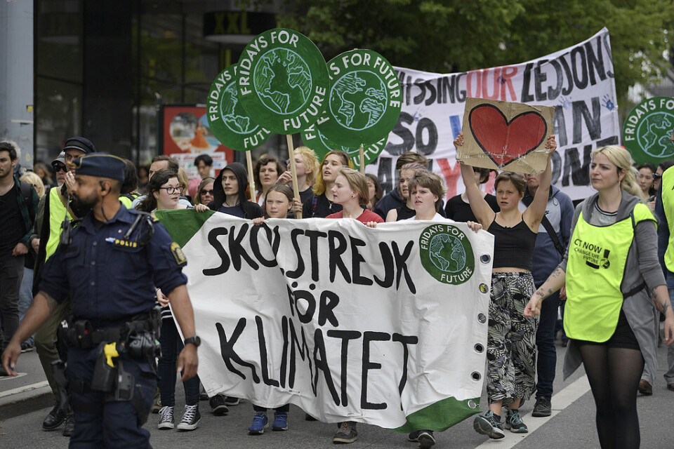Skolungdomar marscherade från Humlegården till Kungsträdgården i Stockholm. Strejker för klimatet genomförs under fredagen runtom i Sverige och i världen.