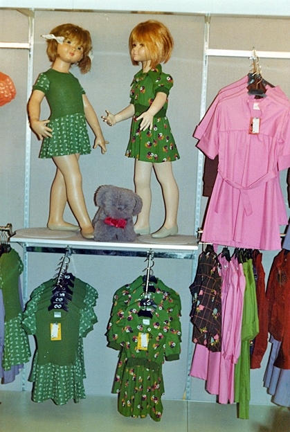 Flickkläder á la 1960-tal gick i grönt och rosa.