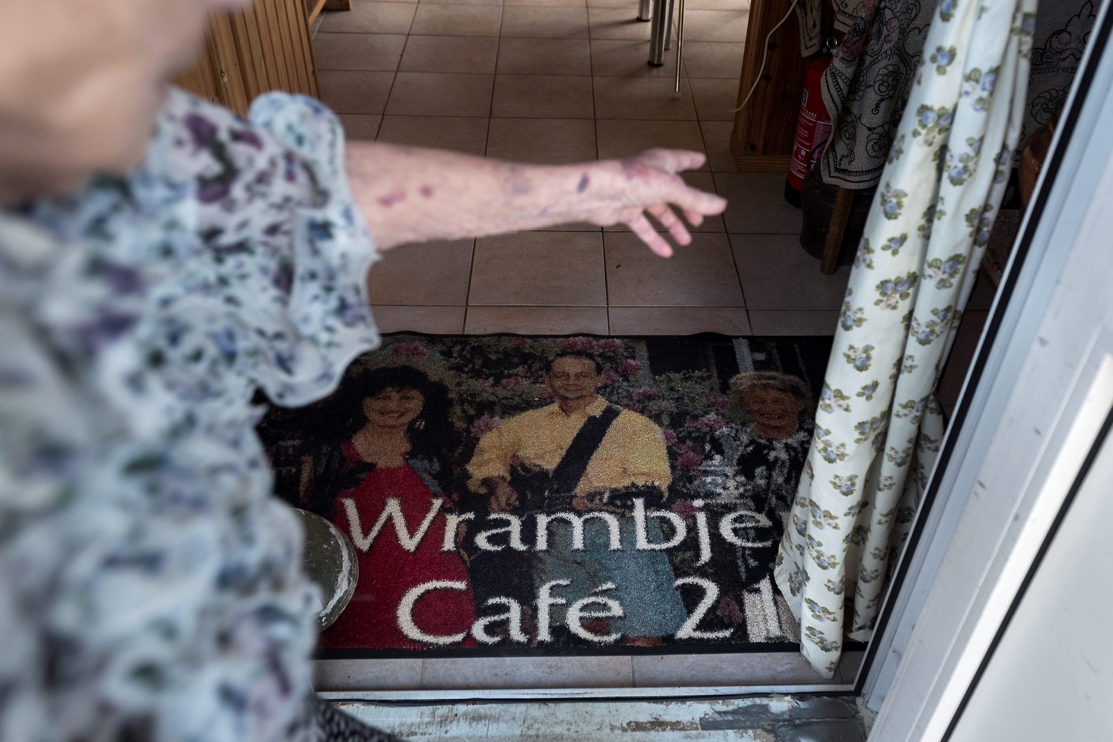 Familjen Wrambjer flyttade till Tyringe från Tollarp 1984. Sedan dess har de välkomnat människor till sitt café där de själva står för underhållningen.