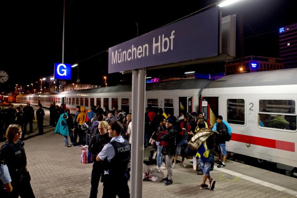 Tyska myndigheter uppskattar att uppemot 1,5 miljoner flyktingar ska komma till landet i år, uppger den tyska tidningen Bild. Den tidigare uppskattningen var mellan 800 000 och 1 000 000 flyktingar. Tidningen citerar en intern prognos från myndigheterna