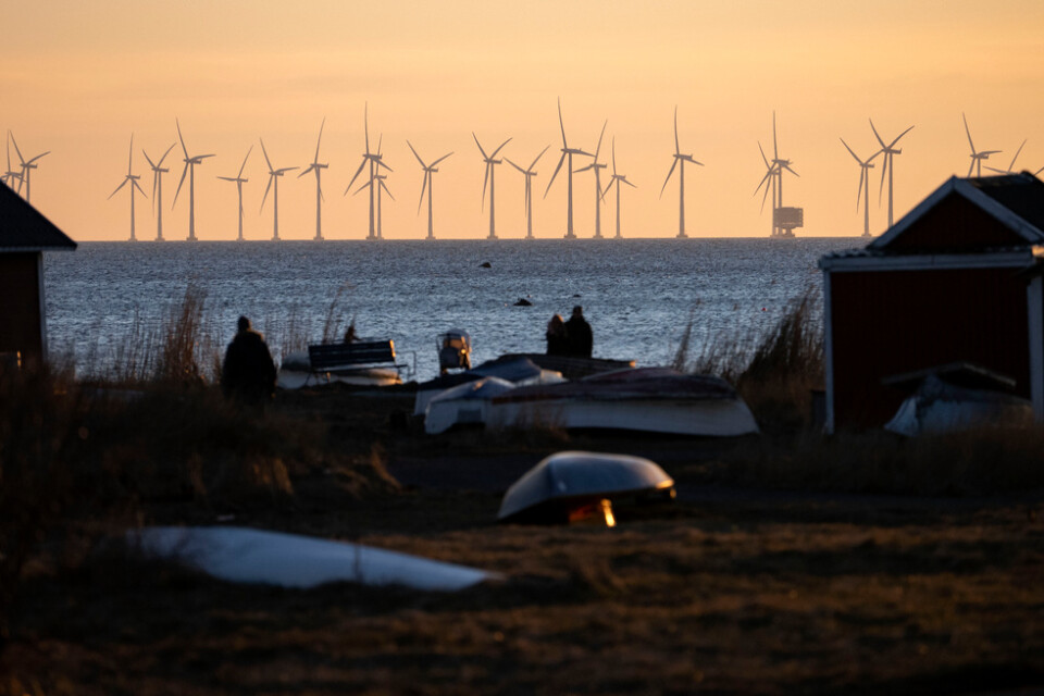 En vy vi behöver vänja oss vid om vi ska undvika en klimatkatastrof? Här utsikt över Sveriges största havsbaserade vindkraftpark - Lillgrund - söder om Öresundsbron. Arkivbild.