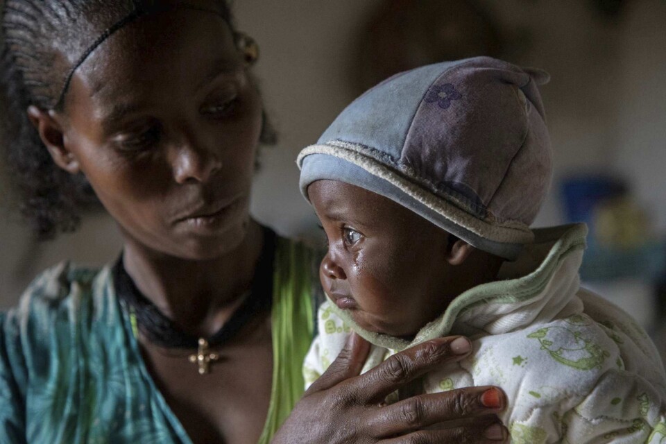 Adaba tröstar sitt barn i Tigray. Trots larmen kommer inte förnödenheter fram.