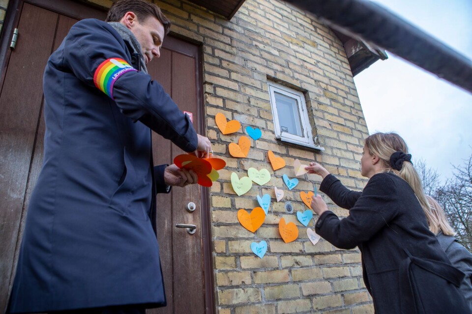 Daniél Tejera, Linnéa Bjärum, Hedda Elsässer and Amir Jawad put up heart notes up at RFSL's premises to show their support. Someone had placed a life-sized doll, stabbed with a knife, on the stairs.